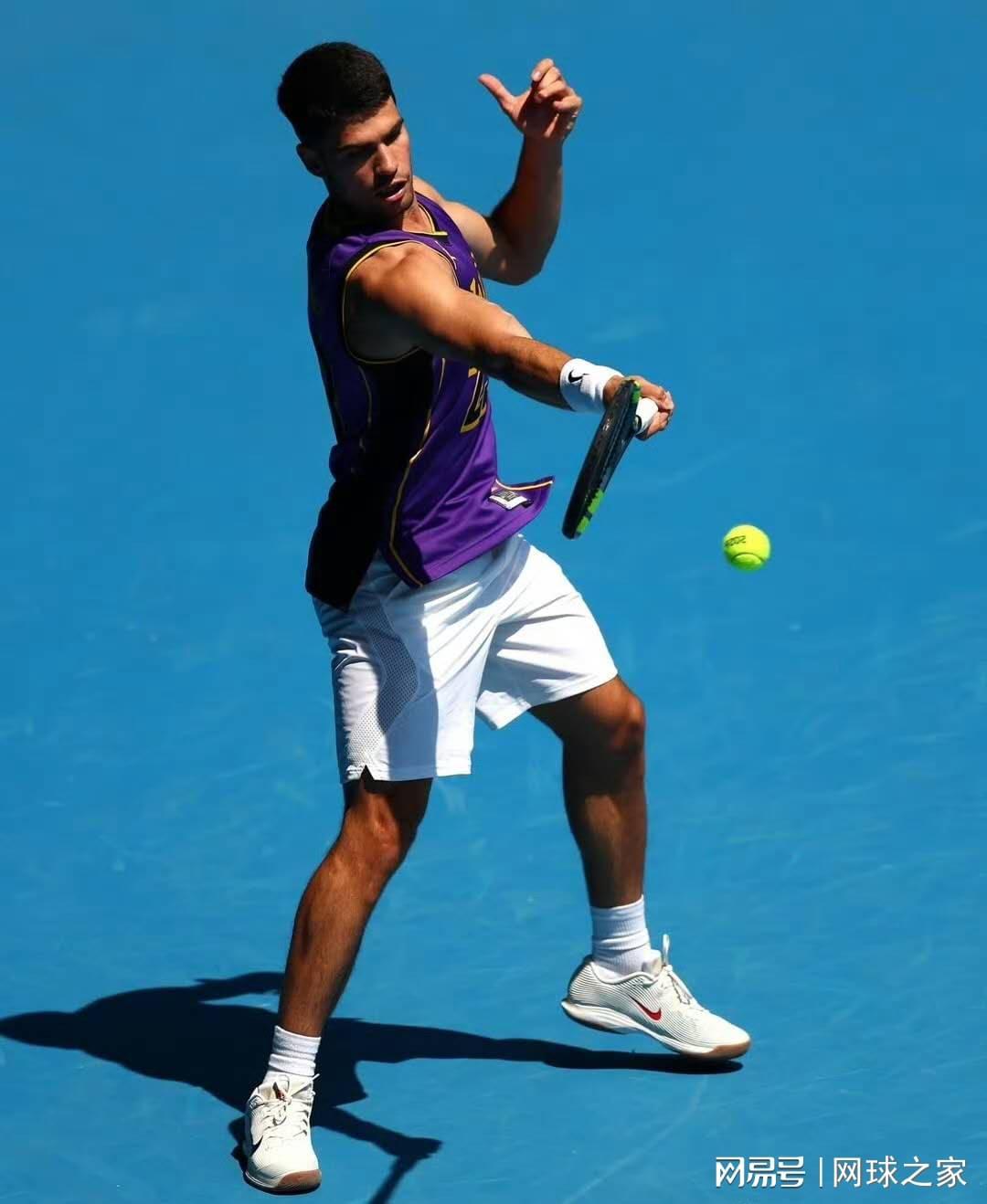 开云体育下载-周杰伦官宣将参加澳网一球致胜赛，阿卡穿詹姆斯球衣训练引热议