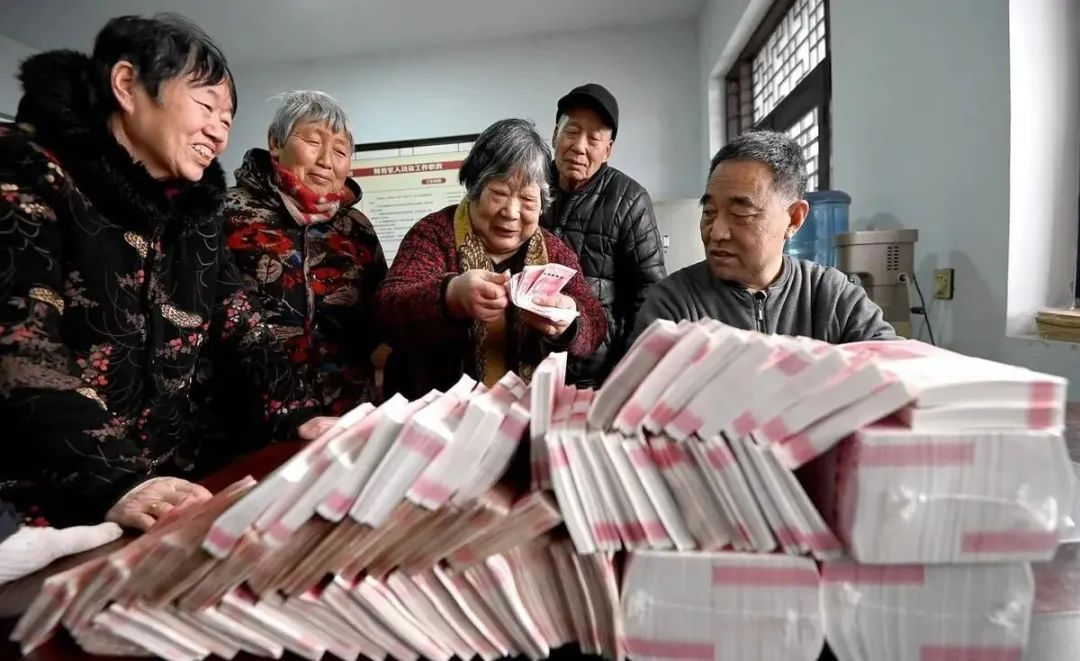 开云体育官网-2026养老金“22连涨”稳了！工龄满40年，挂钩调整更吃香吗？