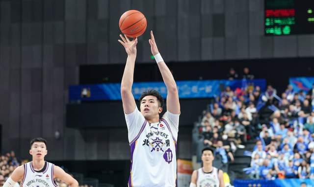 开云体育官网-轰21+15又砍27+11！争议内线打成北控第一核心，闵鹿蕾没看错人