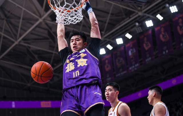 开云体育官网-轰21+15又砍27+11！争议内线打成北控第一核心，闵鹿蕾没看错人