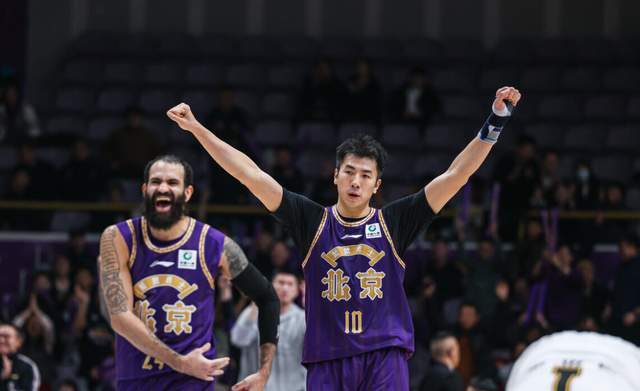 开云体育官网-轰21+15又砍27+11！争议内线打成北控第一核心，闵鹿蕾没看错人