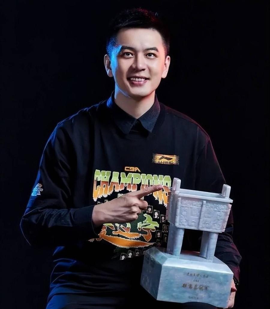 开云体育APP下载-CBA最帅的教练也下课了！辽宁男篮宣布杨鸣因个人身体原因辞职