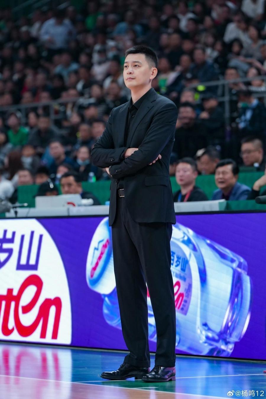 开云体育APP下载-CBA最帅的教练也下课了！辽宁男篮宣布杨鸣因个人身体原因辞职